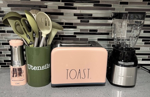 Colton House | Guesthouse— Private jacuzzi— Perfect Getaway