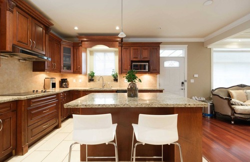 Marpole Apartment | Guesthouse with Private Entrance In Quiet Neighbourhood