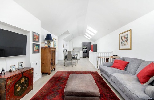Ravenscourt Park Apartment | GuestReady - Bauhaus Duplex in Shepherd's Bush