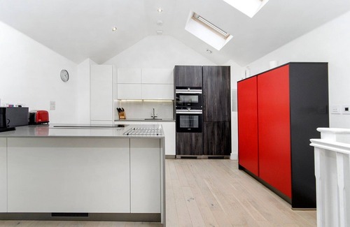 Ravenscourt Park Apartment | GuestReady - Bauhaus Duplex in Shepherd's Bush