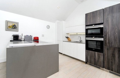 Ravenscourt Park Apartment | GuestReady - Bauhaus Duplex in Shepherd's Bush
