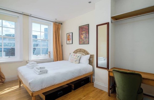 College Park and Old Oak Apartment | GuestReady Central Flat by Oxford Street, 4 guests
