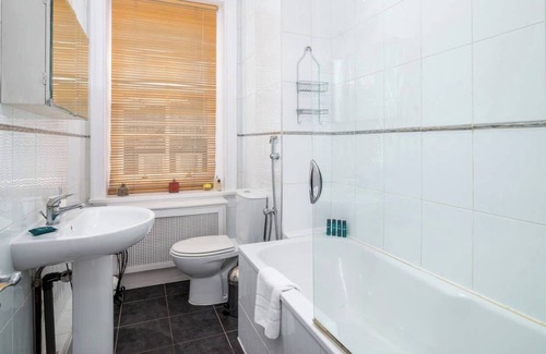 College Park and Old Oak Apartment | GuestReady Central Flat by Oxford Street, 4 guests