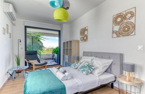 Lyon City Centre Apartment | GuestReady - Chic Stay with Jacuzzi and Parking