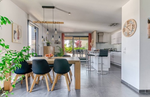 Stalingrad - Lamothe Apartment | GuestReady - Chic Stay with Jacuzzi and Parking