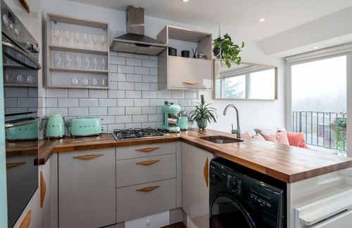 Tollington Apartment | GuestReady - Cosy Home with Spacious Roof Terrace