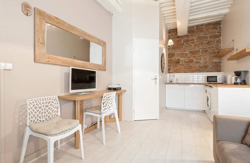 Victor Bach - Saint Louis Apartment | GuestReady Essential - Compact Studio near Metro