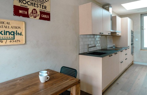 Chatham House | GuestReady Essential- Modern Home w Garden Retreat