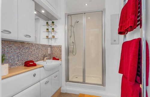 Longcroft Apartment | GuestReady - Luxe Craigiehall Temple in Edinburgh