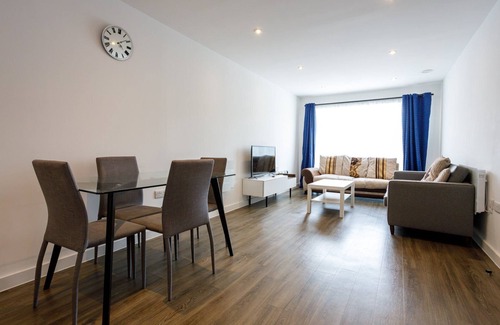 Wigan Apartment | GuestReady - Modern 2BR Flat in MCR