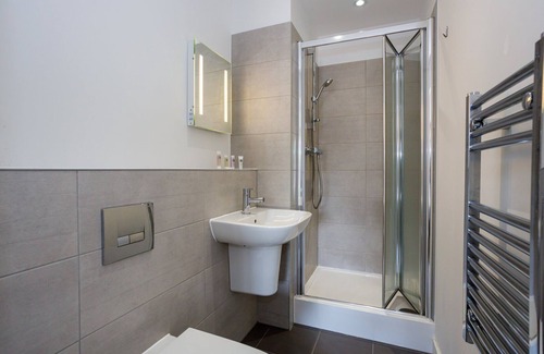 Wigan Apartment | GuestReady - Modern 2BR Flat in MCR