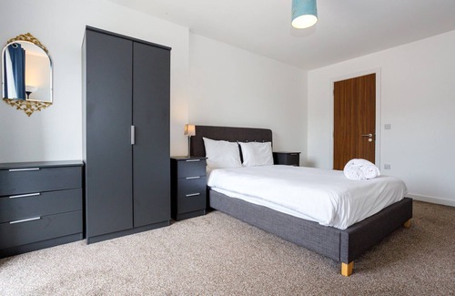 Wigan Apartment | GuestReady - Modern 2BR Flat in MCR