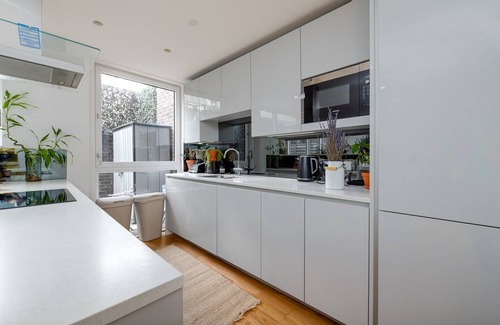 Larkhall Apartment | GuestReady - Modern lodge with garden