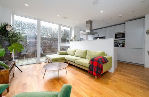 Larkhall Apartment | GuestReady - Modern lodge with garden