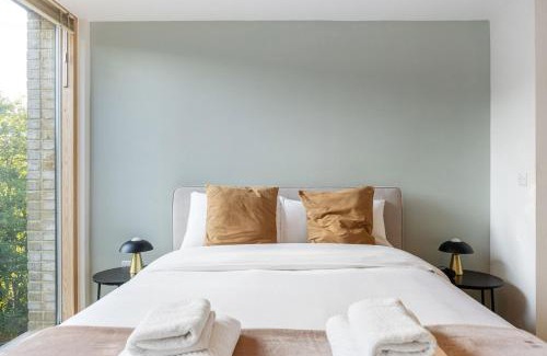 Merton Apartment | GuestReady – Peaceful stay with scenic green views