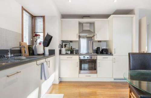 Merton Apartment | GuestReady – Peaceful stay with scenic green views
