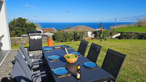 Ponta Delgada Villa | GuestReady - Seaview Villa with Private Pool