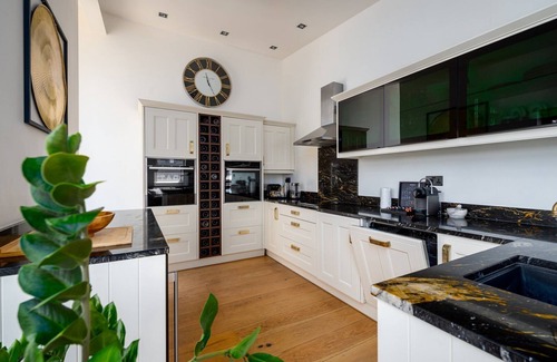 Lansbury Apartment | GuestReady-Trendy penthouse with terrace in London