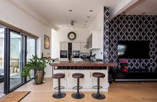 Lansbury Apartment | GuestReady-Trendy penthouse with terrace in London