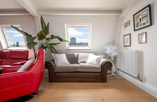 Lansbury Apartment | GuestReady-Trendy penthouse with terrace in London
