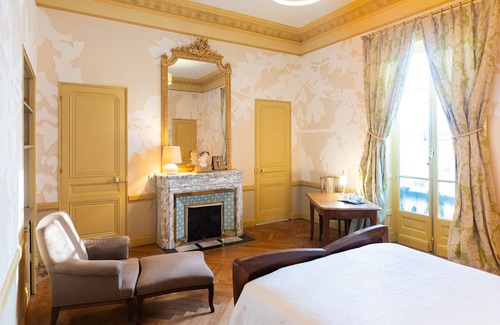 Feyzin Bed & Breakfast | Guestroom des Muses, an immersion in 1900 French culture.