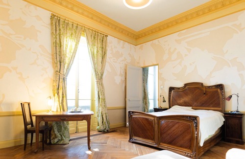 Feyzin Bed & Breakfast | Guestroom des Muses, an immersion in 1900 French culture.