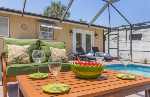 Yacht Club House | Gulf Access, Heated Pool, Bicycles, Sleeps 8 - Villa Jewel Box - Roelens Vacations