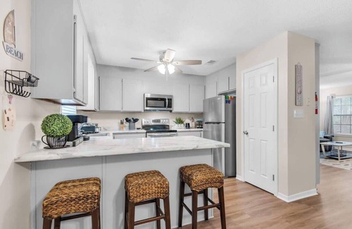 Gulf Breeze House | Gulf Brz-Beaches, Canal, Dwntwn PNS, Pet friendly