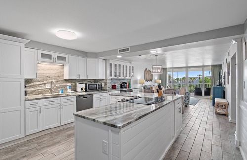 Holiday Isle Condo | 🌅Gulf View-Pool-Steps to Beach-2BR Shoreline Towers 3033🌅