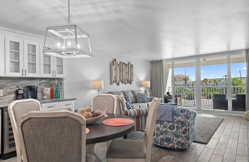 Holiday Isle Condo | 🌅Gulf View-Pool-Steps to Beach-2BR Shoreline Towers 3033🌅