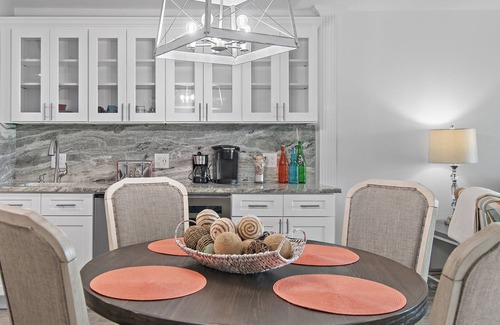 Holiday Isle Condo | 🌅Gulf View-Pool-Steps to Beach-2BR Shoreline Towers 3033🌅