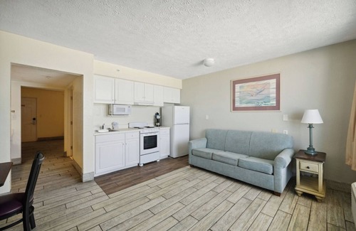 Panama City Beach Hotel | Gulf View Suite, Free Parking, Outdoor Pool, Pet-Friendly!