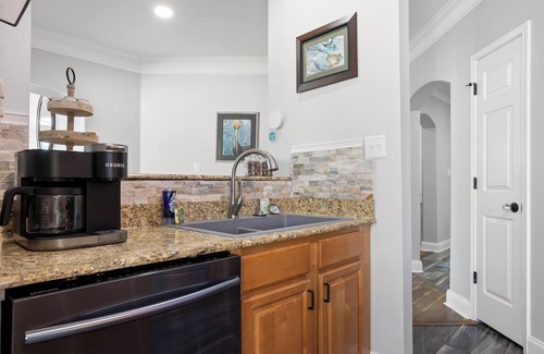 Gulfport Condo | Gulfport-Biloxi Retreat ★ 3BR ★ 2 Pools ★ Hot Tub ★ PS5 ★ Xbox ★ Wi-Fi ★ Clean