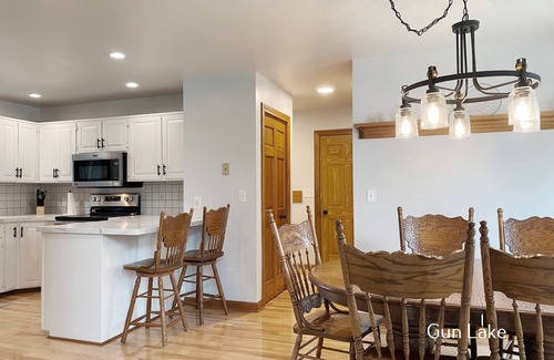 Shelbyville House | Gun lake 4 Bed 2.5 Bath Home w/2 car garage, kayaks, paddleboards, free Wi-Fi