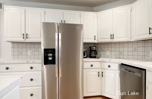 Shelbyville House | Gun lake 4 Bed 2.5 Bath Home w/2 car garage, kayaks, paddleboards, free Wi-Fi