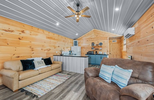 Groveoak House | Guntersville Lake House with 32' Boat Garage, No-Stairs Entrance, Wi-Fi
