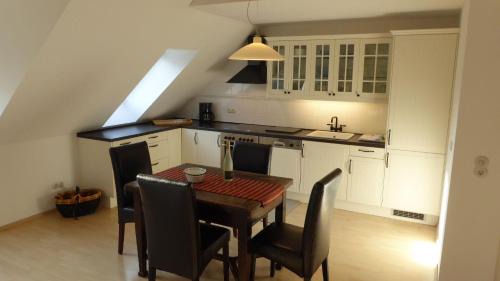 Gingst Apartment | Gut-Rattelvitz-Galerie-E-hochwertig-Sauna-Kamin-eTankstelle-Spielscheune-15-000qm-Park-Land