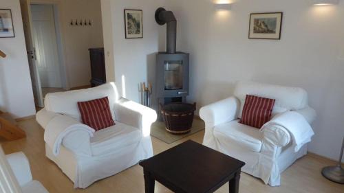 Gingst Apartment | Gut-Rattelvitz-Galerie-E-hochwertig-Sauna-Kamin-eTankstelle-Spielscheune-15-000qm-Park-Land