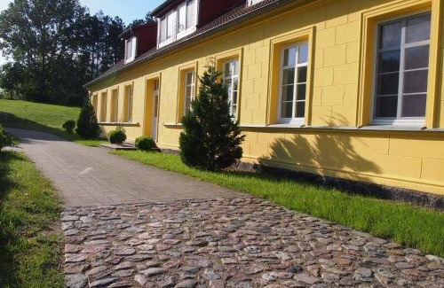 Gingst Apartment | Gut-Rattelvitz-Parterre-B-hochwertig-Sauna-Kamin-eTankstelle-Spielscheune-15-000qm-Parkland