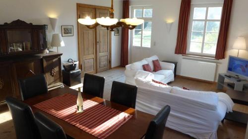 Gingst Apartment | Gut-Rattelvitz-Parterre-C-hochwertig-Sauna-Kamin-eTankstelle-Spielscheune-15-000qm-Parkland