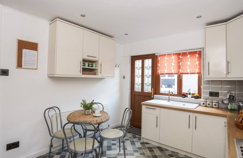 Borth-y-Gest Cottage | GWELDON - ANCHOR DECK, pet friendly in Porthmadog