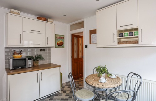 Borth-y-Gest Cottage | GWELDON - ANCHOR DECK, pet friendly in Porthmadog
