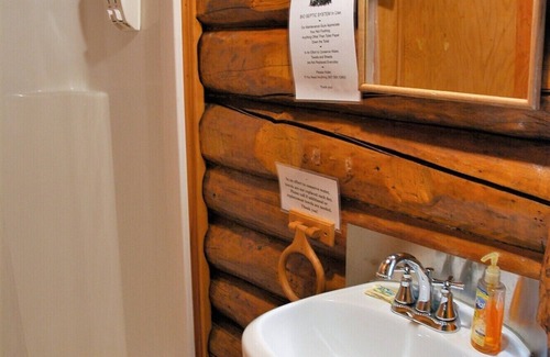 Kenai Peninsula Cabin | Gwin's Lodge Fir Log Cabin #12