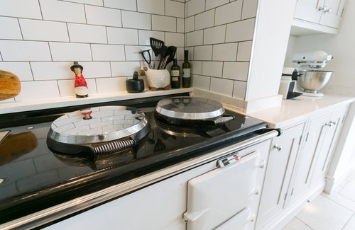 Llanddona Cottage | Gwynaeth Gwyn - a hot tub that sleeps 16 guests in 8 bedrooms