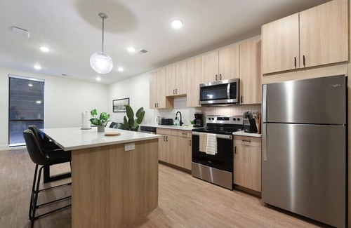 East Liberty Apartment | GYM+HULU+PARKING Near Universities|UPMC|Shopping