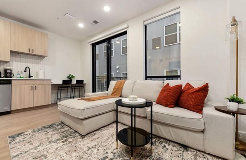 East Liberty Apartment | GYM+PARKING+HULU Near Shopping|Universities|UPMC