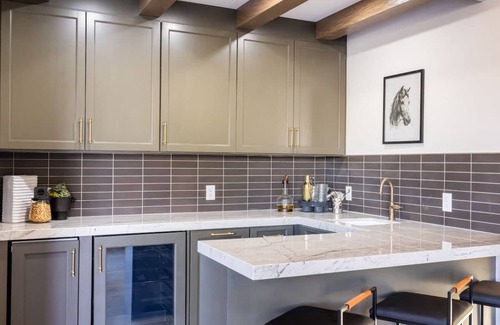 Laurel Lane Estates House | HÓZHÓ Sunnyside | Lazy River | Indoor Pickleball