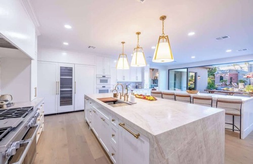 Laurel Lane Estates House | HÓZHÓ Sunnyside | Lazy River | Indoor Pickleball