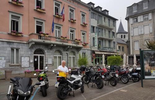 Argeles Gazost Hotel | Hôtel Café les Fleurs