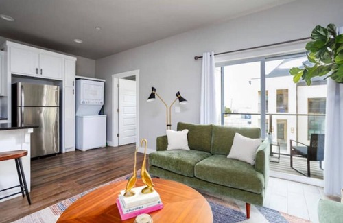 Asian District Condo | H1-H6 Spacious & Urban Modern Condo - 52 guests!